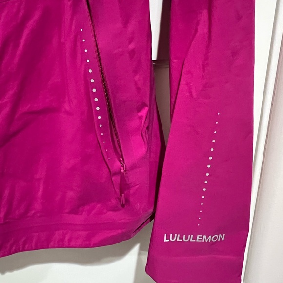 Lululemon Mist Over Windbreaker in excellent condition, size 10 - Picture 3 of 6